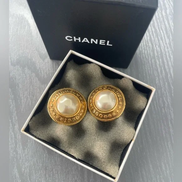 Chanel Vintage Faux Pearl Gold Clip-on Earrings - Picture 2 of 7